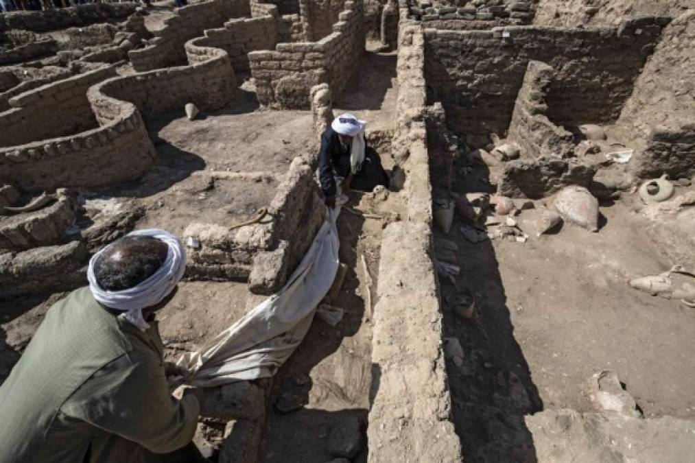 'Hemos encontrado sólo una parte de la ciudad', dijo a la AFP Hawas el sábado por la mañana en una presentación a la prensa de la antigua ciudad, situada en la orilla occidental del Nilo, antes de añadir que 'la ciudad se extiende hacia el oeste y el norte'.