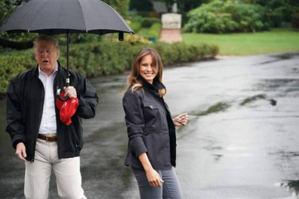 La pareja presidencial realizó ayer su primera aparición conjunta tras el regreso de Melania de su gira por cuatro países africanos. Ambos se dirigían a Florida para supervisar la devastación causada por el huracán Michael cuando Trump decidió dar declaraciones ante los medios dejando a su esposa expuesta a la lluvia.