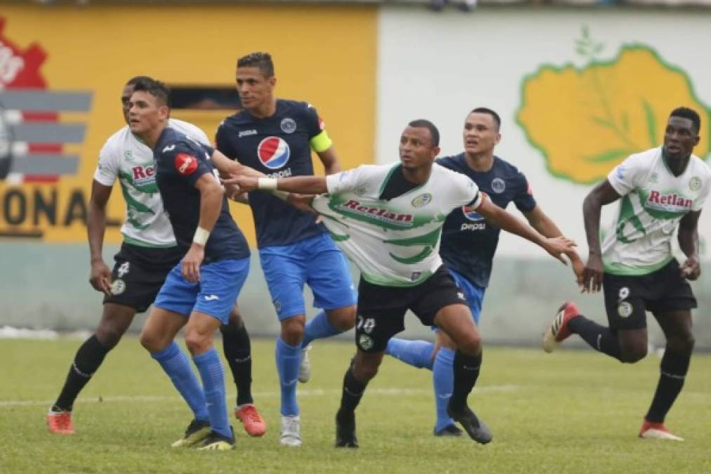 El partido en Olancho estuvo muy intenso. Prueba de ellos, es como se disputaba en cada jugada.