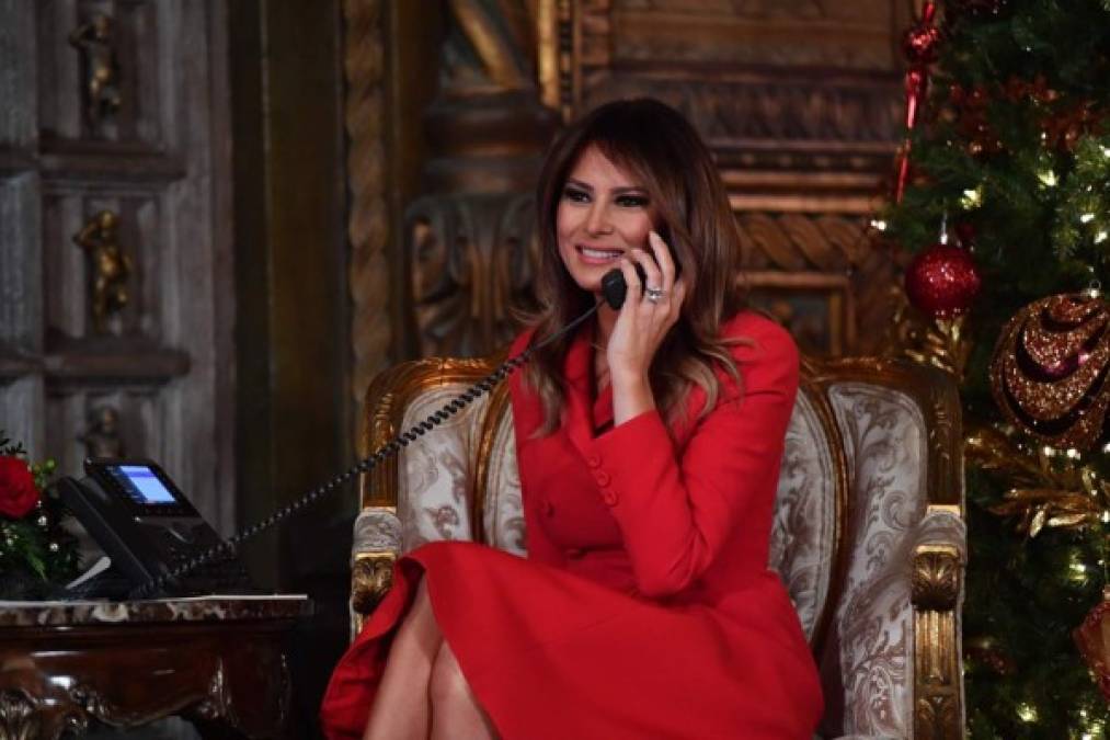 Melania también contestó llamadas: '¿Cómo estás? Feliz Navidad. ¿Estás rastreando a Papá Noel? ¿Sabes donde está en este momento?'.