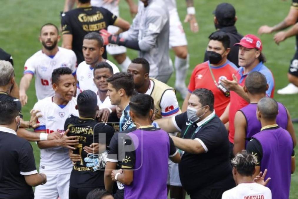 Los jugadores y cuerpo técnico de Olimpia y Motagua protagonizaron una vergonzosa pelea en la cancha del estadio Red Bull Arena.