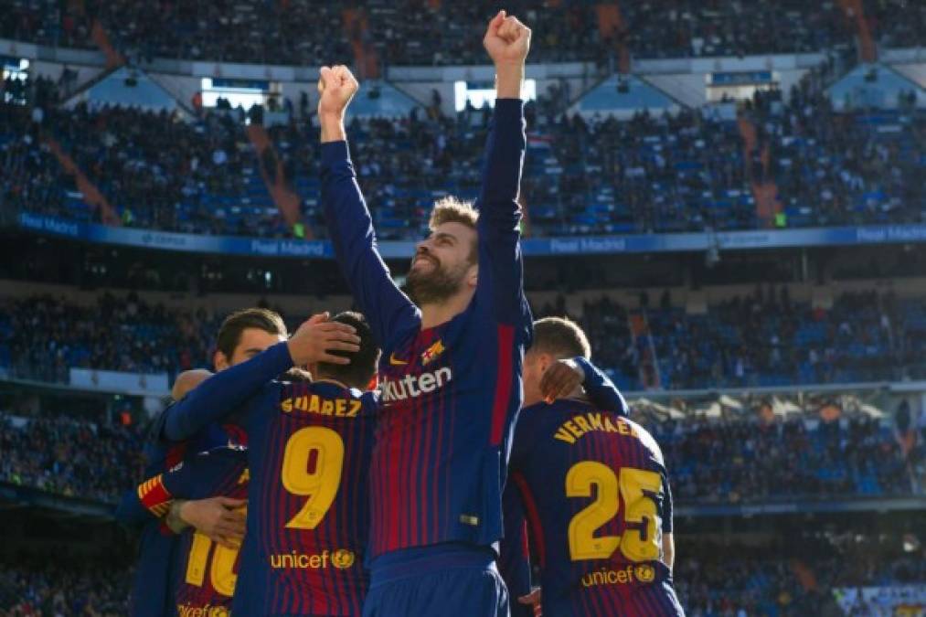 Gerard Piqué celebrando con los aficionados del Barcelona que llegaron al Bernabéu.