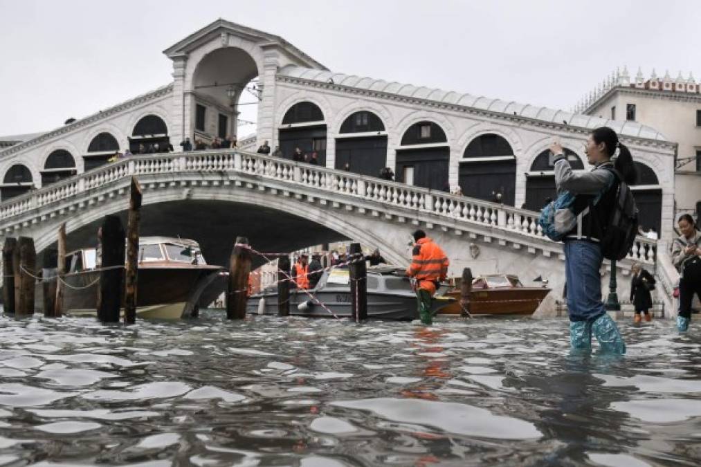 Un nivel de 1,87 m no significa que la Ciudad Ducal esté sumergida bajo casi dos metros de agua. De esta altura, hay que quitar el nivel medio de la ciudad que se encuentra entre 1 metro y 1,30.