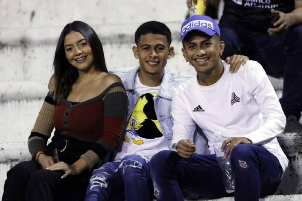 Cristian Cálix, junto a su bella novia Stephanie Lobo, y Selvin Guevara estuvieron en el estadio Olímpico.