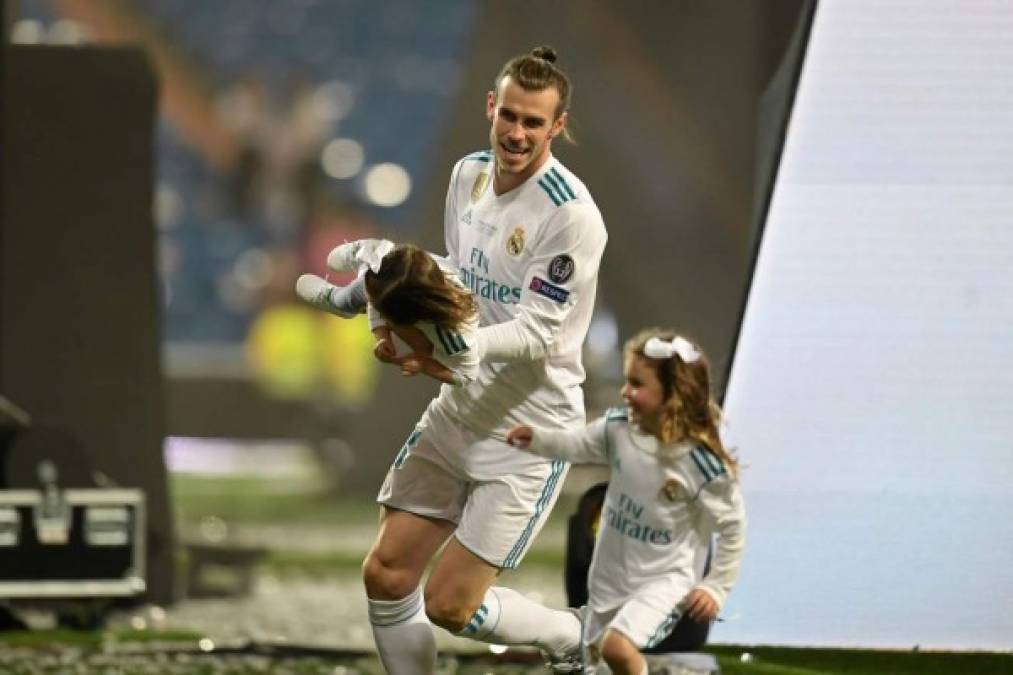 Gareth Bale jugando con sus dos hijas.