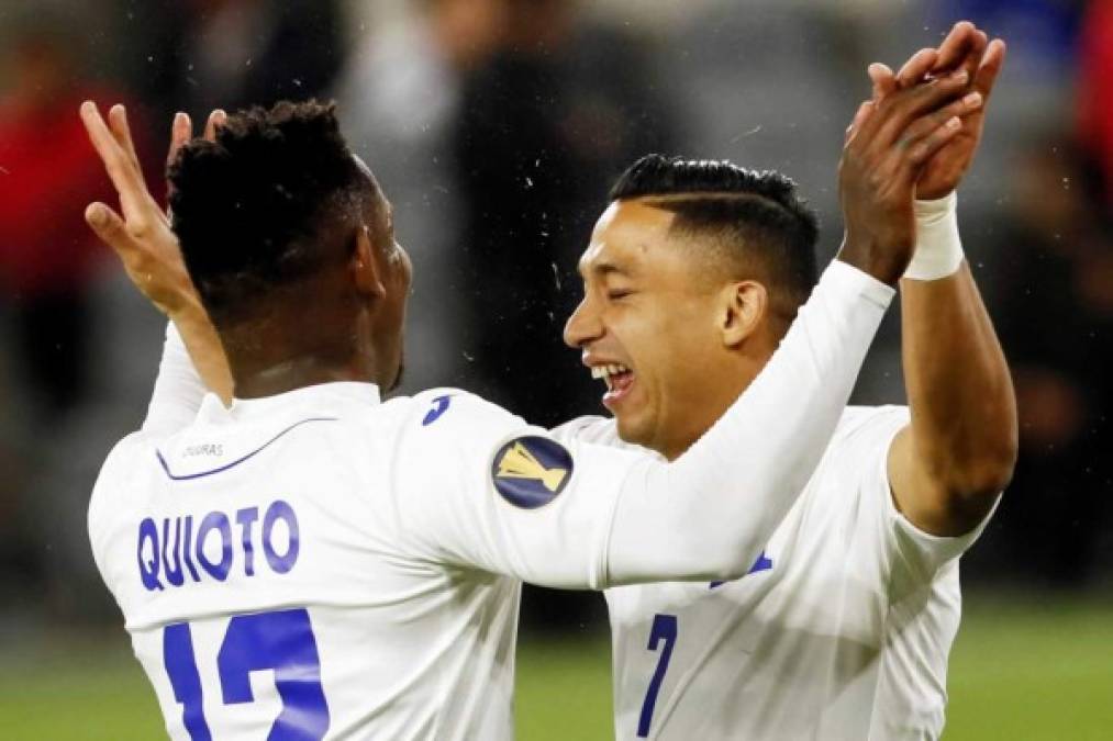 Emilio Izaguirre celebrando su gol con Romell Quioto.