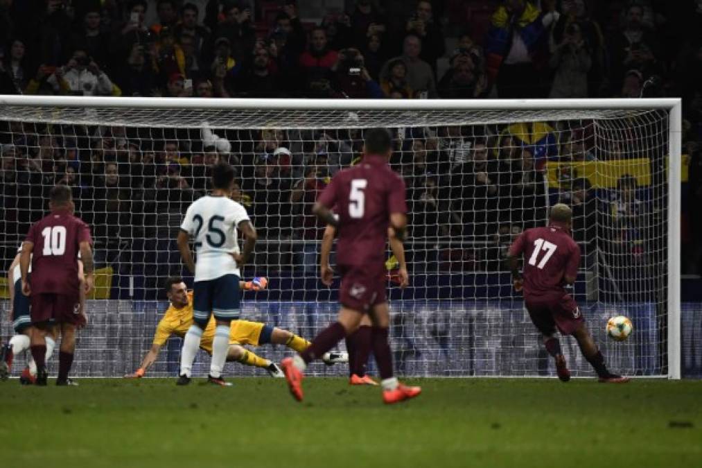 Josef Martínez, con pocos minutos en el campo, marcó con este lanzamiento de penal el tercer gol de Venezuela.