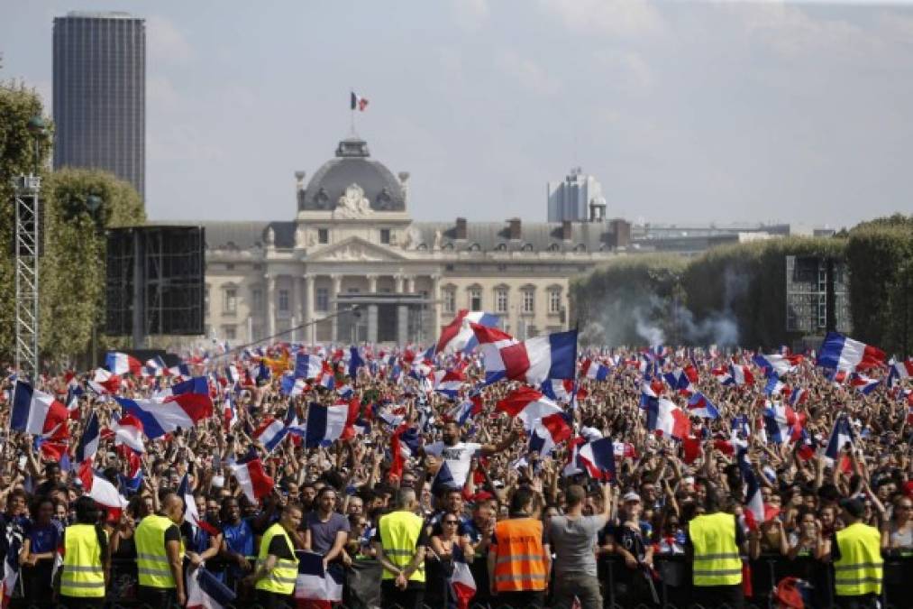 La bandera de Francia ondeó este domingo en todos los rincones de París.
