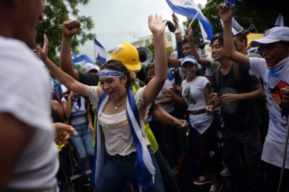 Las protestas estallaron el 18 de abril contra una reforma al sistema de pensiones, pero tras la represión se extendieron a la exigencia de salida del poder de Ortega, que gobierna desde 2007 por tercer periodo consecutivo y a quien acusan de crear una dictadura junto con su esposa Rosario Murillo.