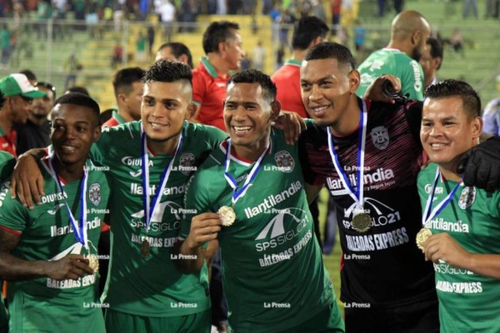 Los jugadores del Marathón posando con sus medallas de campeones de la Supercopa de Honduras.