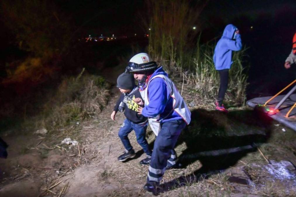 Según las autoridades mexicanas, decenas de migrantes centroamericanos han sido rescatados tras quedar atrapados en el río en la última semana.