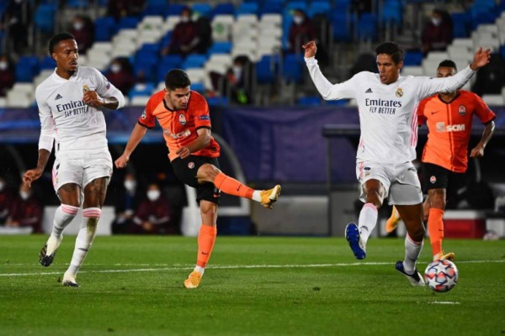 El israelí Manor Solomon al momento de marcar el 0-3 del Shakhtar Donetsk con este disparo de derecha que intentó bloquear Varane, pero no pudo llegar a tiempo.