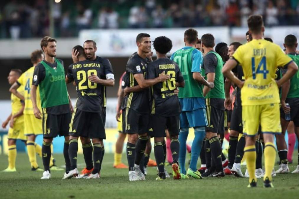 Cristiano Ronaldo se abraza con Juan Cuadrado tras ganar al Chievo.