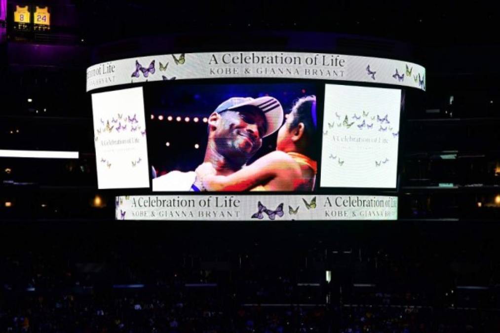 La ceremonia, llamada 'Una celebración de la vida de Kobe y Gianna Bryant', arrancó con un video de entrevistas y grandes momentos de Bryant y su hija, que continuaron a lo largo de la ceremonia.
