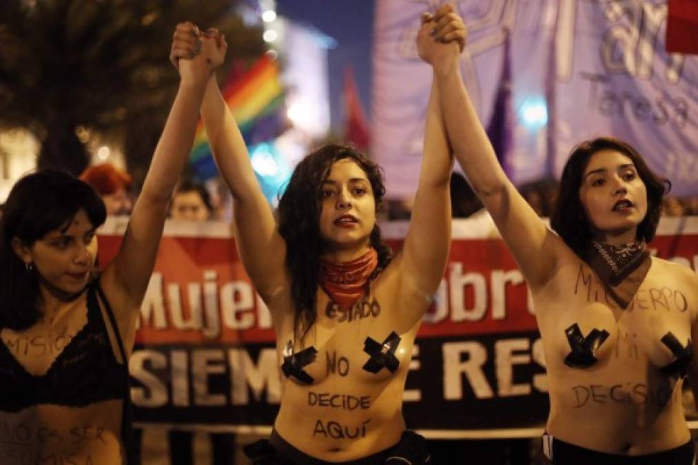 CHILE. Mrchan en Santiago por aborto libre. Tres mujeres en la marcha por un “aborto libre, seguro y gratuito”, una movilización que se realiza ininterrumpidamente desde el año 2013. Foto: EFE/Mario Ruiz