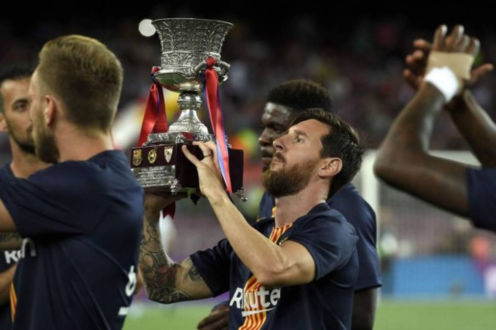 Messi ofreció el trofeo de la Supercopa de España al Camp Nou.