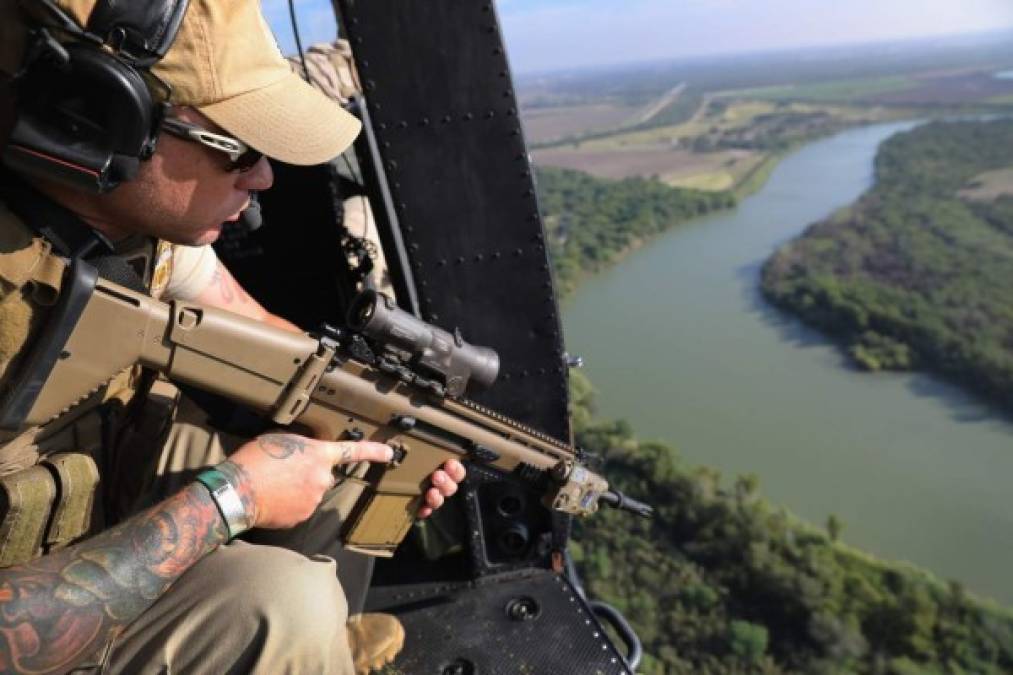 ESTADOS UNIDOS. En busca de inmigrantes. Un agente de Aduanas y Protección Fronteriza sobrevuela el Río Bravo en la frontera EUA-México. Foto: AFP/John Moore