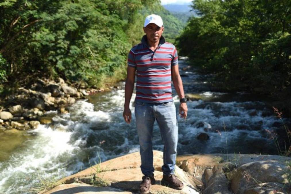 Erick Garrido, de 36 años, posa en el río de Pijijiapan, Chiapas. Los migrantes caminan hasta 12 horas al día en su trayecto hacia EEUU.