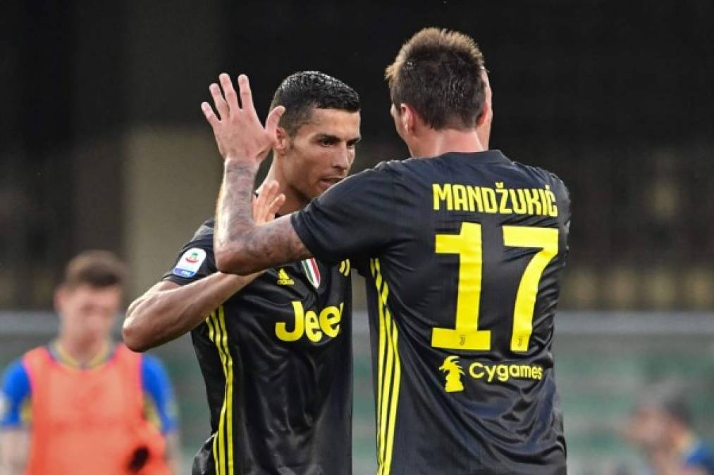 Cristiano Ronaldo y Mario Mandzukic se felicitan por la victoria de la Juventus en Verona.