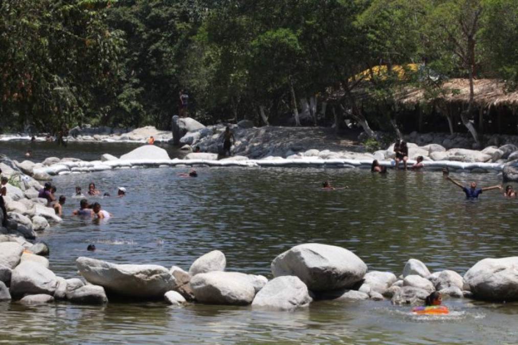 Las pozas han sido acondicionadas con costales de arena y piedras, para darle profundida a las 'piscinas' naturales.