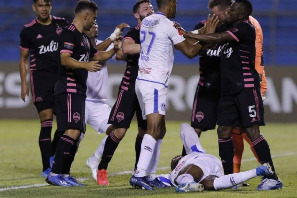 Buen gesto de compañero. Jerry Bengtson se encaró con los jugadores del Seattle Sounders y defendió a Yustin Arboleda.