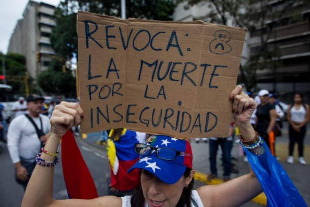 Los participantes respondieron al llamado de la alianza de partidos Mesa de la Unidad Democrática (MUD) desde primeras horas de la mañana y se congregaron en seis puntos de la ciudad vestidos de blanco y ondeando banderas de Venezuela.