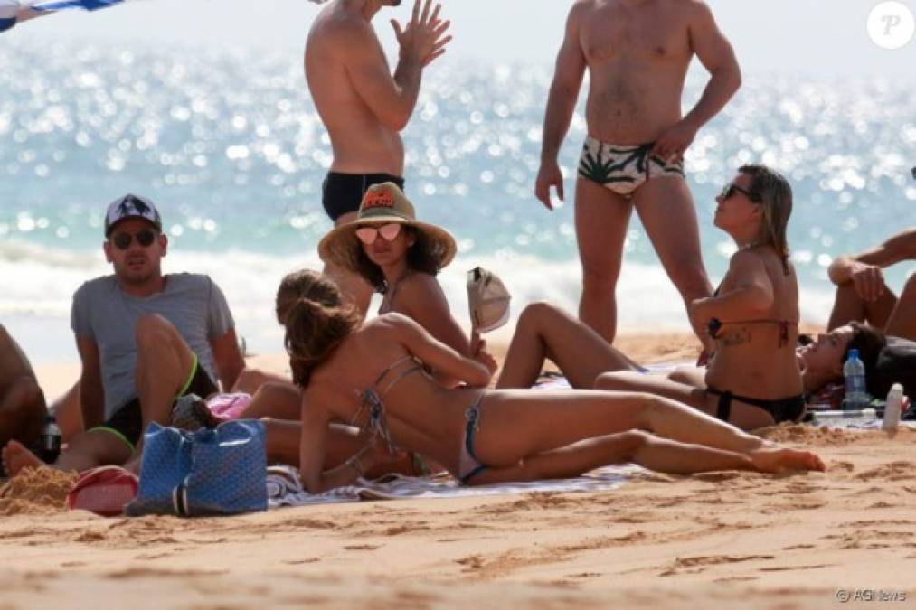 Bruna estuvo acompañada por amigos en la playa.