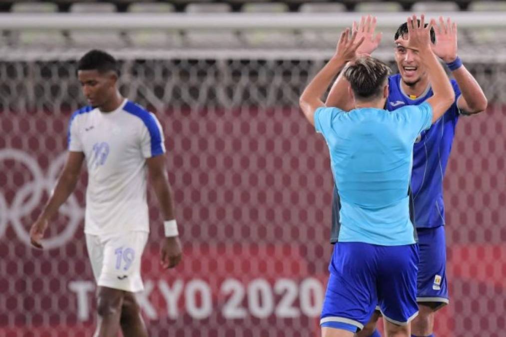 Douglas Martínez se marchó cabizbajo al camerino mientras los rumanos celebraban el triunfo.