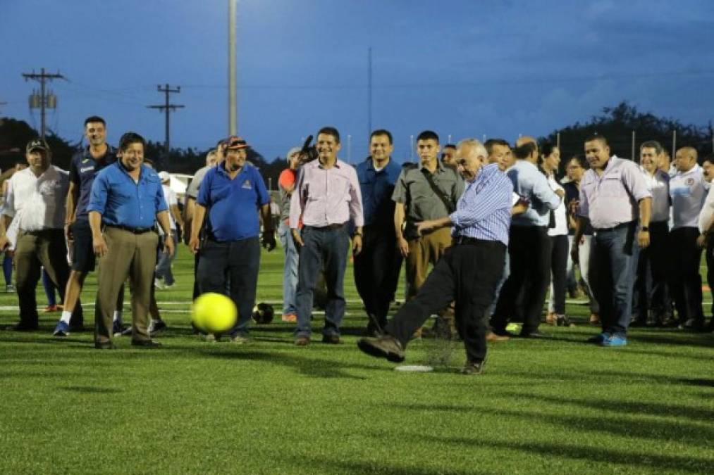 Mauricio Oliva, el presidente del Congreso Nacional, fue unos de los encargados de dar el puntapié inicial al nuevo estadio.