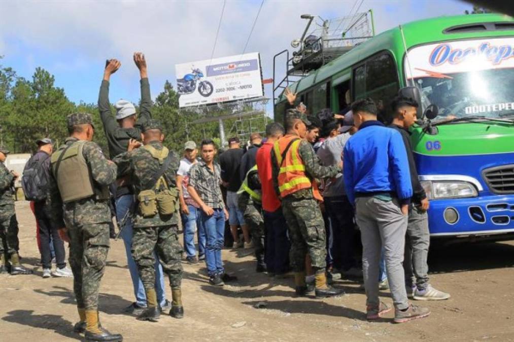 La nueva caravana pretende cruzar Guatemala hasta llegar a la frontera entre México y Estados Unidos. Varios migrantes viajan con sus hijos. Imagen de Militares y policías hondureños que piden documentación a migrantes hoy en la ciudad de La Entrada (Honduras), a unos 100 kilómetros de Agua Caliente, frontera con Guatemala. EFE