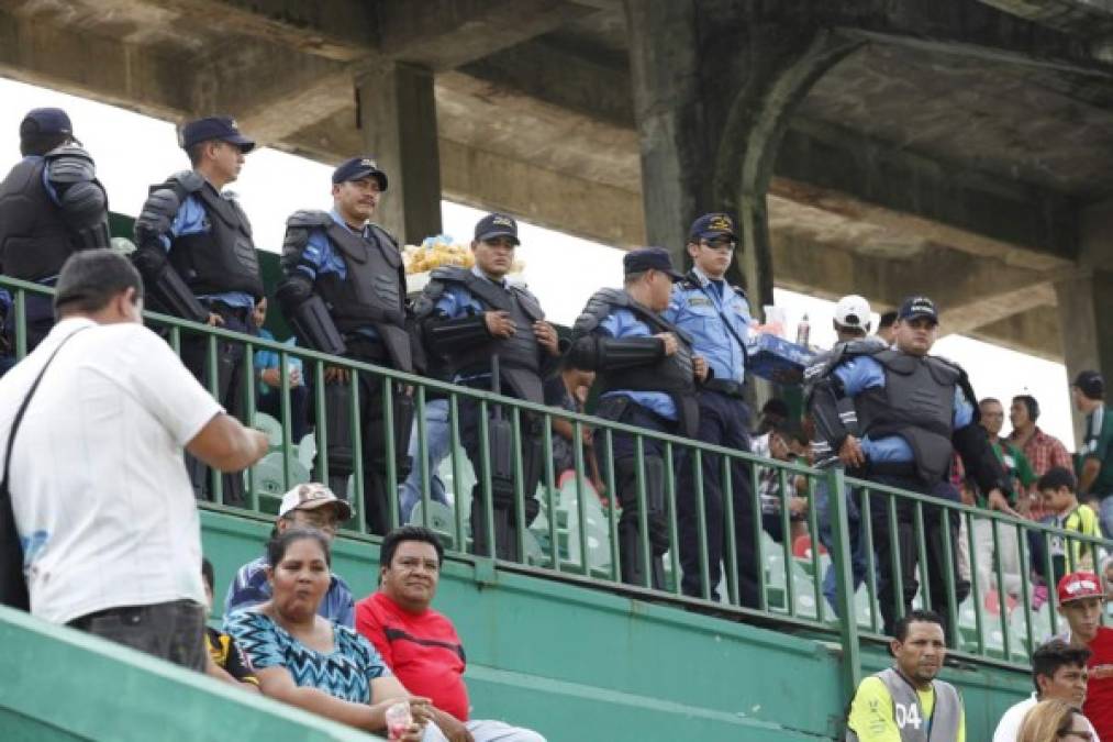 El partido tuvo mucha seguridad, fue custodiado por unos 220 elementos de la Policía Nacional y la Policía Militar, que estuvieron ubicados dentro y fuera del estadio.