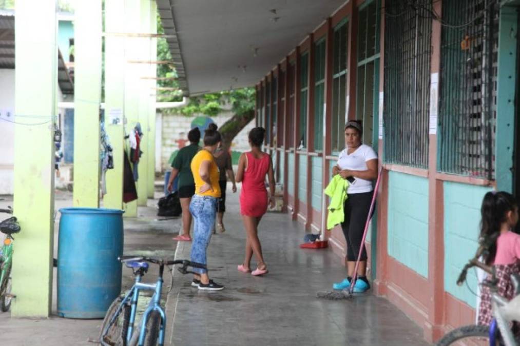 Algunas personas se han trasladado a sus viviendas que fueron cubiertas por el agua a recuperar lo poco que se pudo salvar.