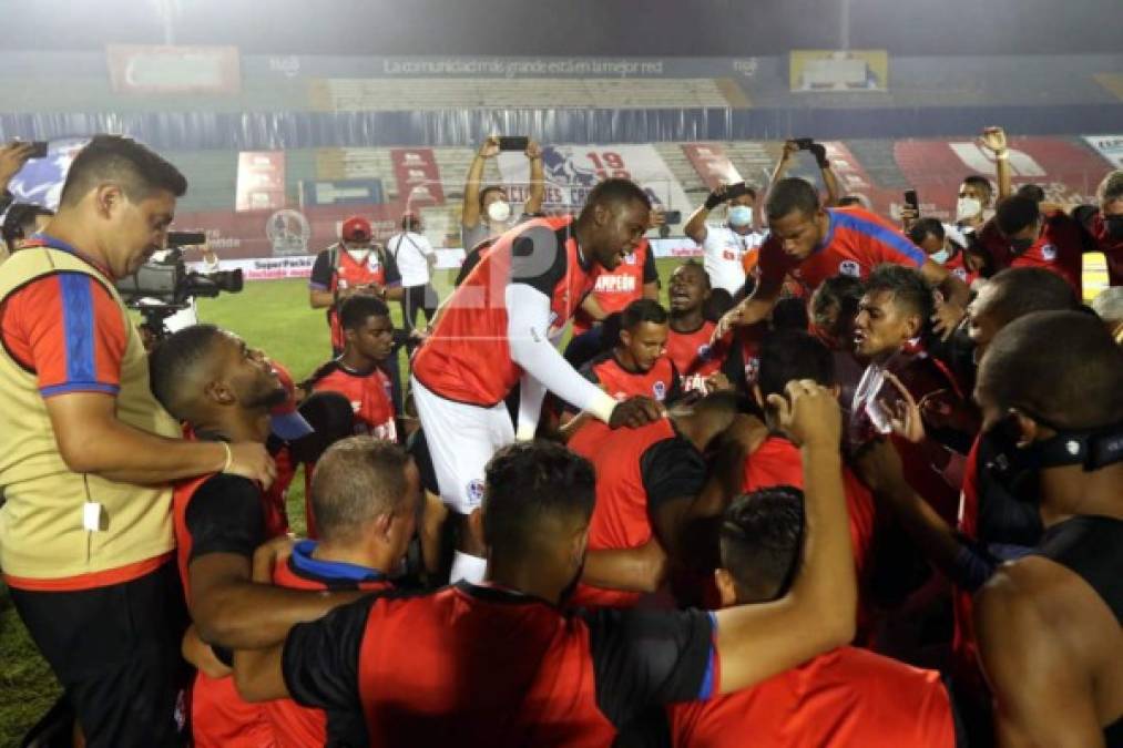 El colombiano Yustin Arboleda dirigió la oración para agradecer por el tricampeonato del Olimpia.