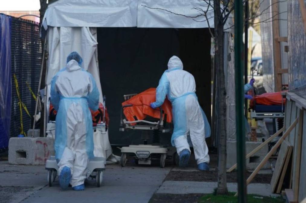 Solo este lunes de mañana, en menos de una hora, nueve cuerpos fueron cargados en camiones estacionados frente al hospital de Wyckoff, en Brooklyn.