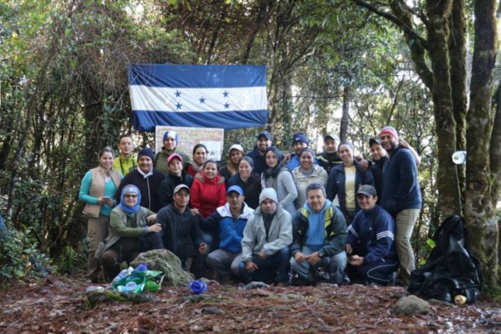 La caminata inició cerca de las 7:00 de la mañana. Foco de mano, gorros, guantes, abrigos, agua, víveres, zapatos fuertes, medicamentos, son parte del equipaje personal que nadie debe prescindir. En mulas trasladamos comida y bolsas para dormir.