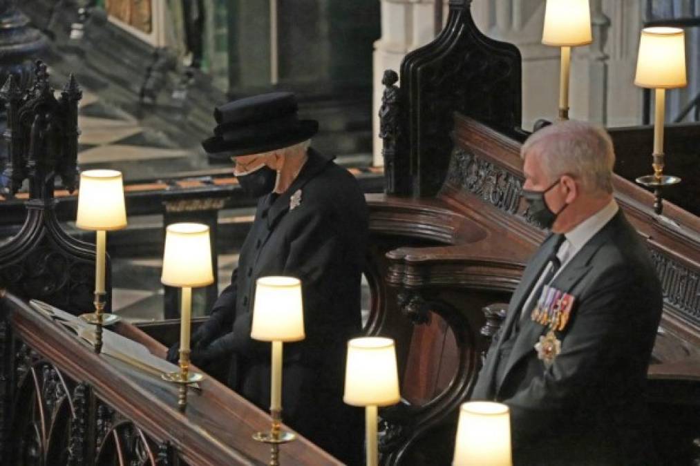 Sin embargo, la monarca, que el próximo miércoles cumple 95 años, se sentó sola en la capilla para despedir a su esposo, el hombre con quien se casó siendo aún princesa en 1947 y cuya muerte la deja sola en el ocaso de su reinado.<br/><br/>