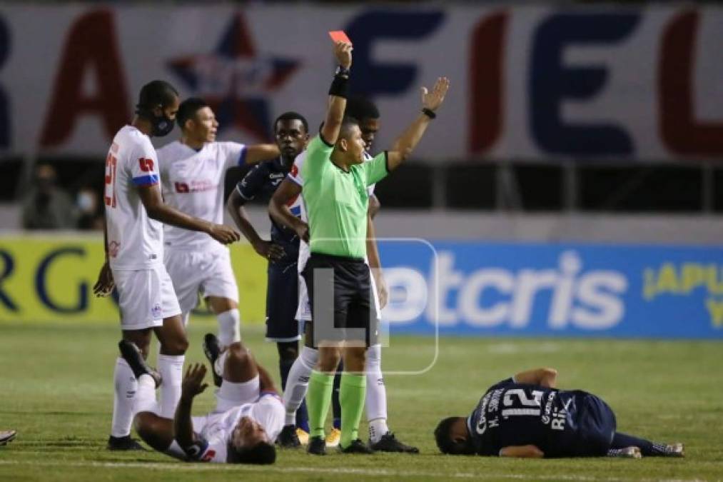 El árbitro Armando Castro no dudó en mostrarle la tarjeta roja a Marcelo Santos por esa terrible falta sobre Ever Alvarado.