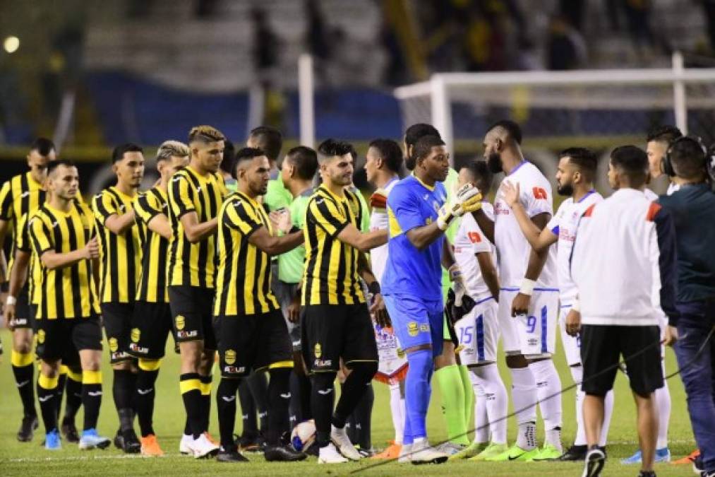 El saludo de los jugadores de Olimpia y Real España antes del inicio del partido.