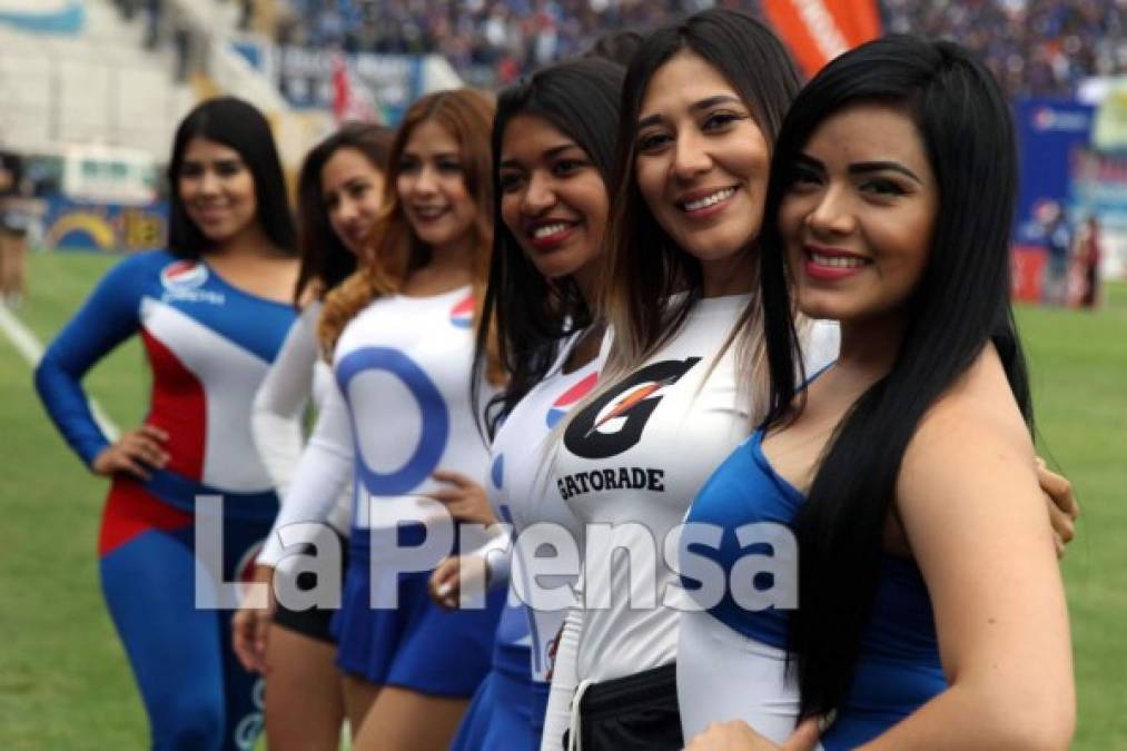 Las chicas Pepsi y Gatorade que estuvieron en la final.