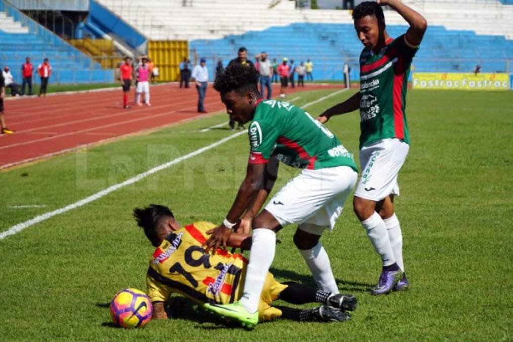 Iván López cae al césped tras una acción con John Paul Suazo.