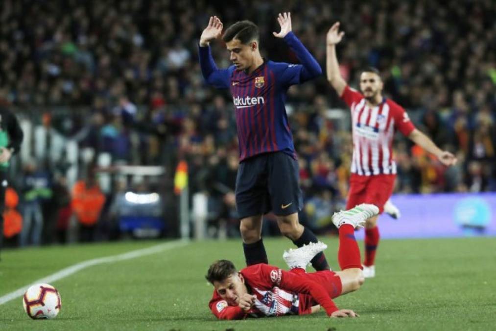 Philippe Coutinho le comete una falta a Santiago Arias. Foto AFP