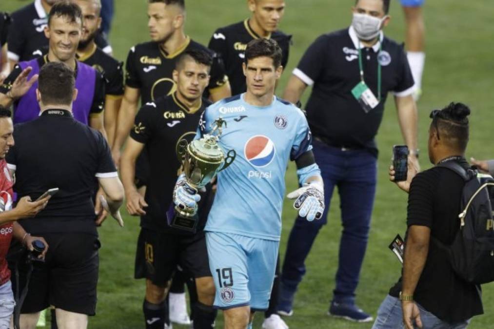 Jonathan Rougier, como capitán de Motagua, recibió el trofeo que les dieron por ganar el clásico al Olimpia.