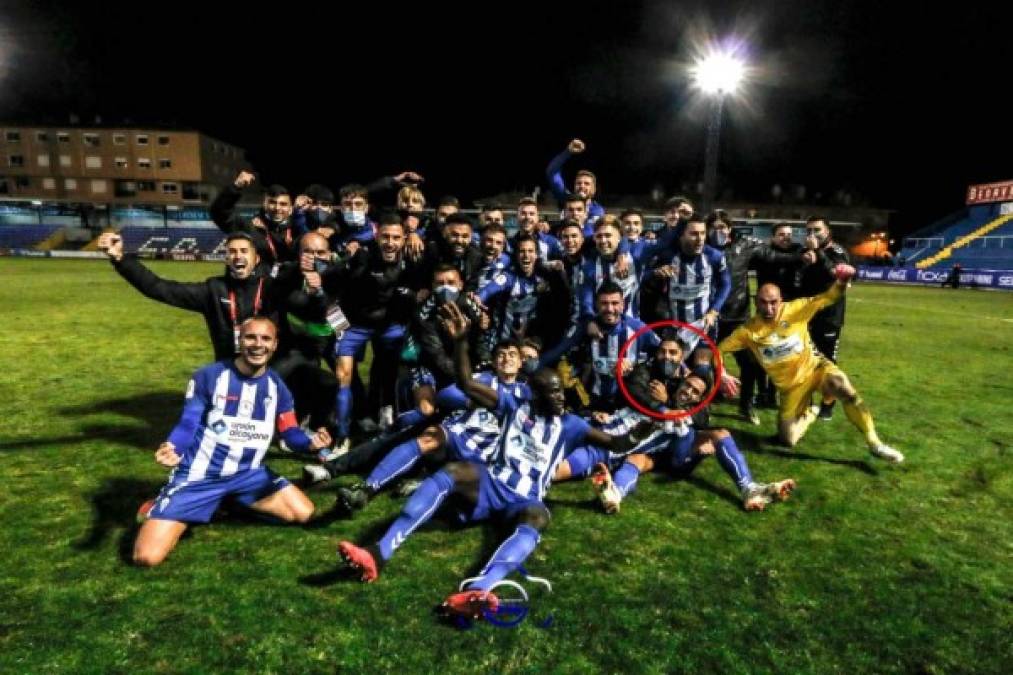 El hondureño Jona Mejía, que salió de cambio en el segundo tiempo, se unió a los festejos del Alcoyano tras eliminar al Real Madrid y clasificar a octavos de final de la Copa del Rey.