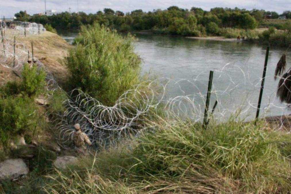 Durante el fin de semana, se pudo ver al pelotón del teniente Alan Koepnick extendender la alambrada a lo largo de la rivera de un tranquilo parque junto al río, cerca del centro de Laredo.