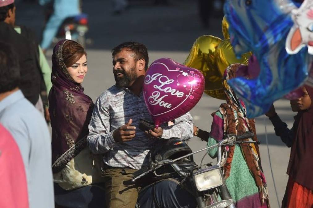 Aunque se pueden comprar regalos de temática amorosa cualquier otro día, las rosas rojas y otros artículos relacionados con el amor están estrictamente prohibidos en San Valentín, incluida la ropa roja. Foto AFP