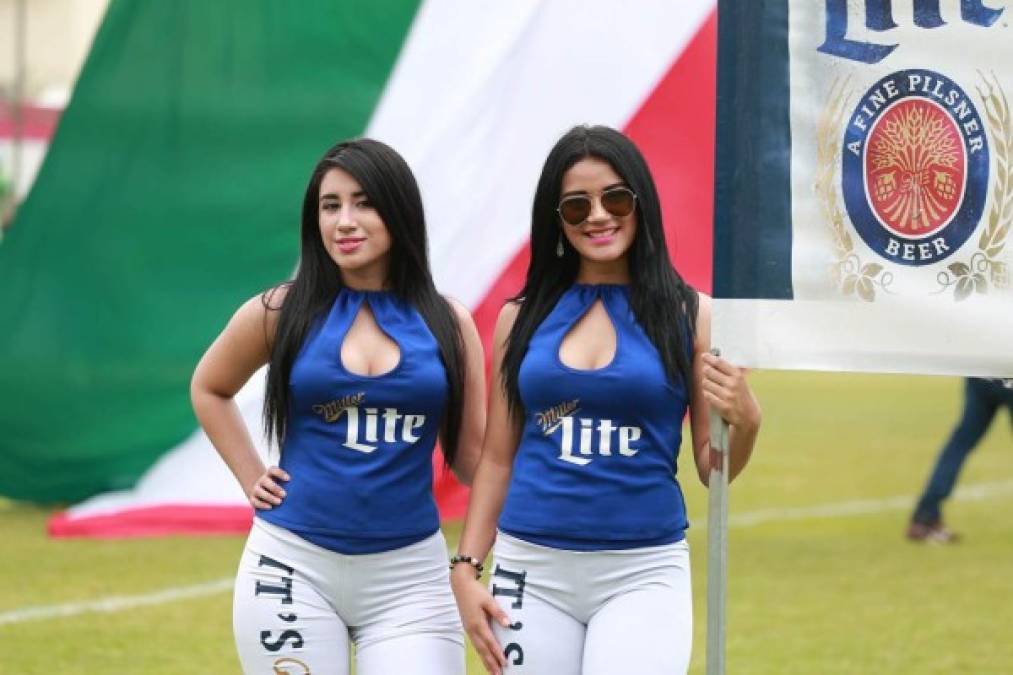 Bellas edecanes han adornado la cancha del estadio del Monstruo Verde.