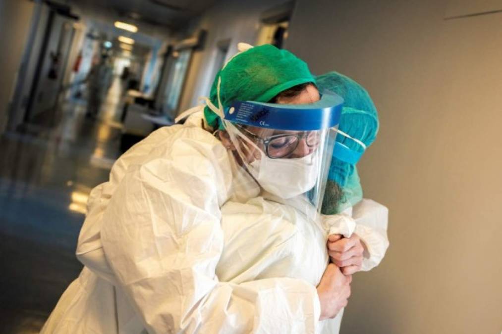 El hospital de Cremona se encuentra en Lombardía, la región más afectada de Italia, por la pandemia de Covid 19, con más de 3,000 muertos de los 5,000 registrados en todo el país. El sistema hospitalario regional, que cuenta con muy buenas prestaciones, se ha visto inundado por las oleadas de enfermos.