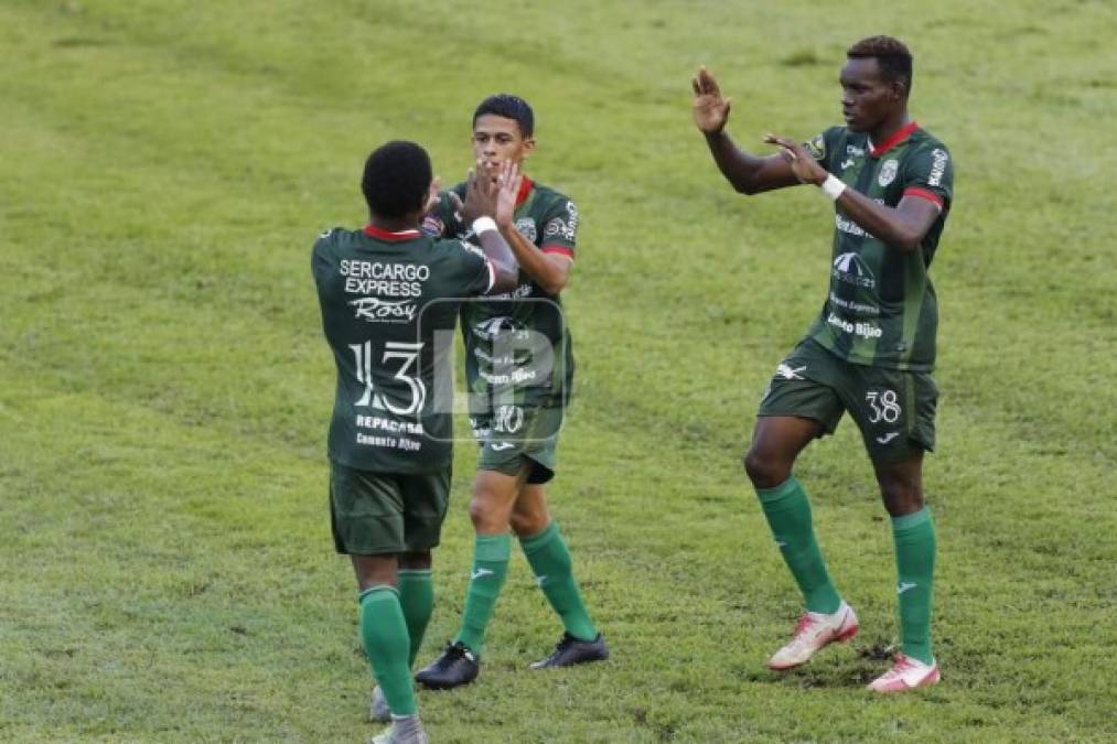 'Machuca' Ramírez festejando su gol con Cristian Cálix y Brayan Castillo.