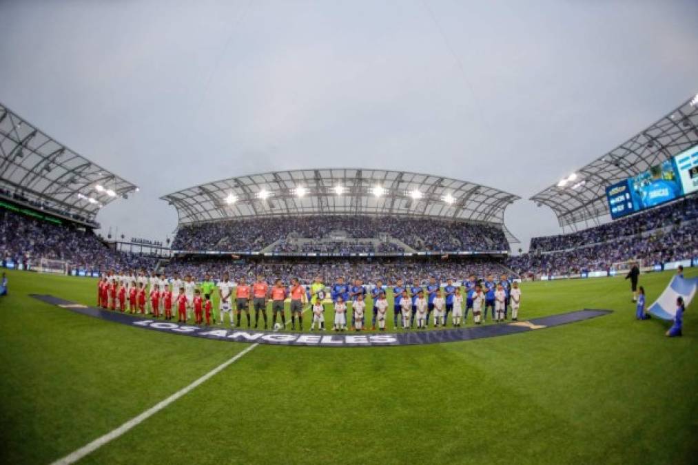 Así de espectacular lució el estadio Banc of California de Los Ángeles cuando se entonaban los himnos de ambas selecciones.