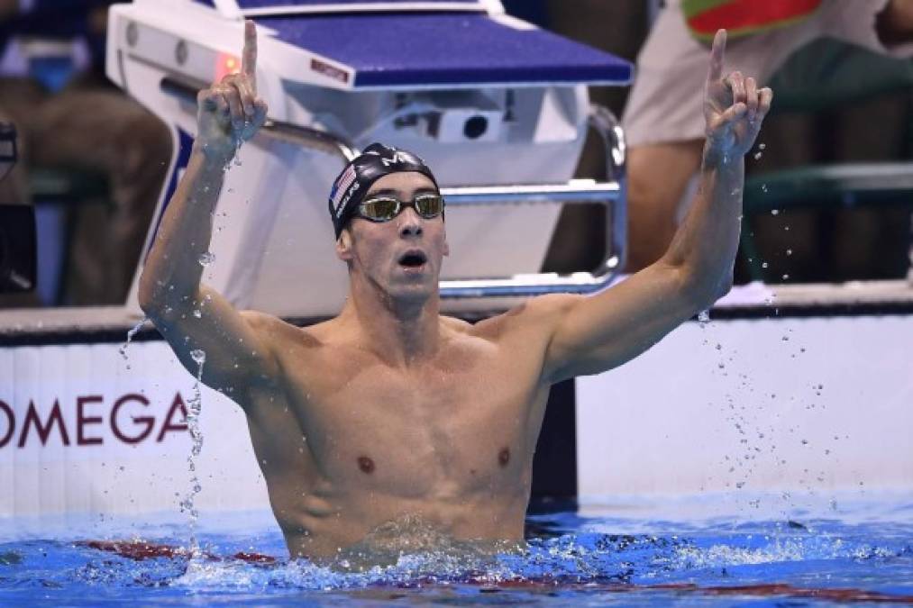 Phelps levantó los brazos e hizo la señal del número uno con sus dedos tras ganar la prueba de los 200 mariposa.